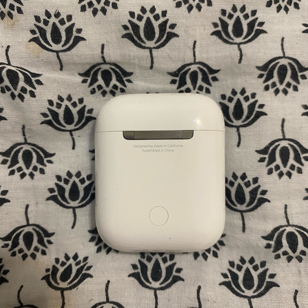 Second generation apple airpod case - Picture 4 of 5